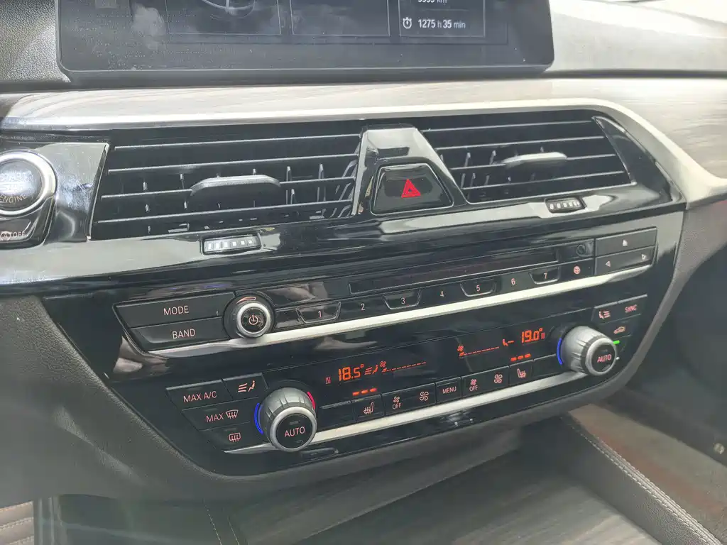BMW 5 Series — миниатюра 9