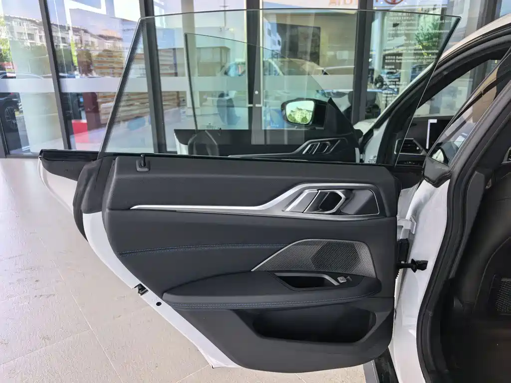BMW i4 — миниатюра 15
