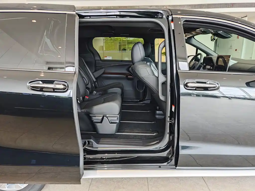Toyota Granvia — миниатюра 13