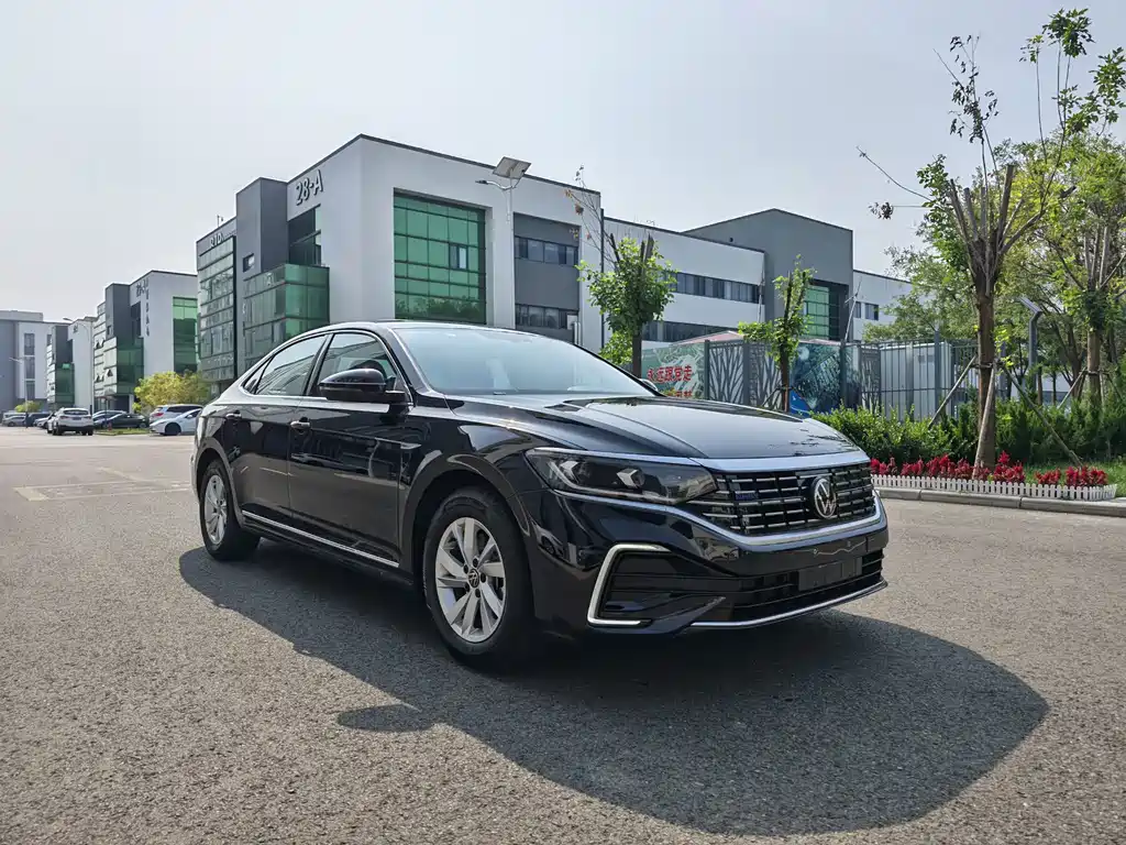 Volkswagen Passat PHEV — миниатюра 2