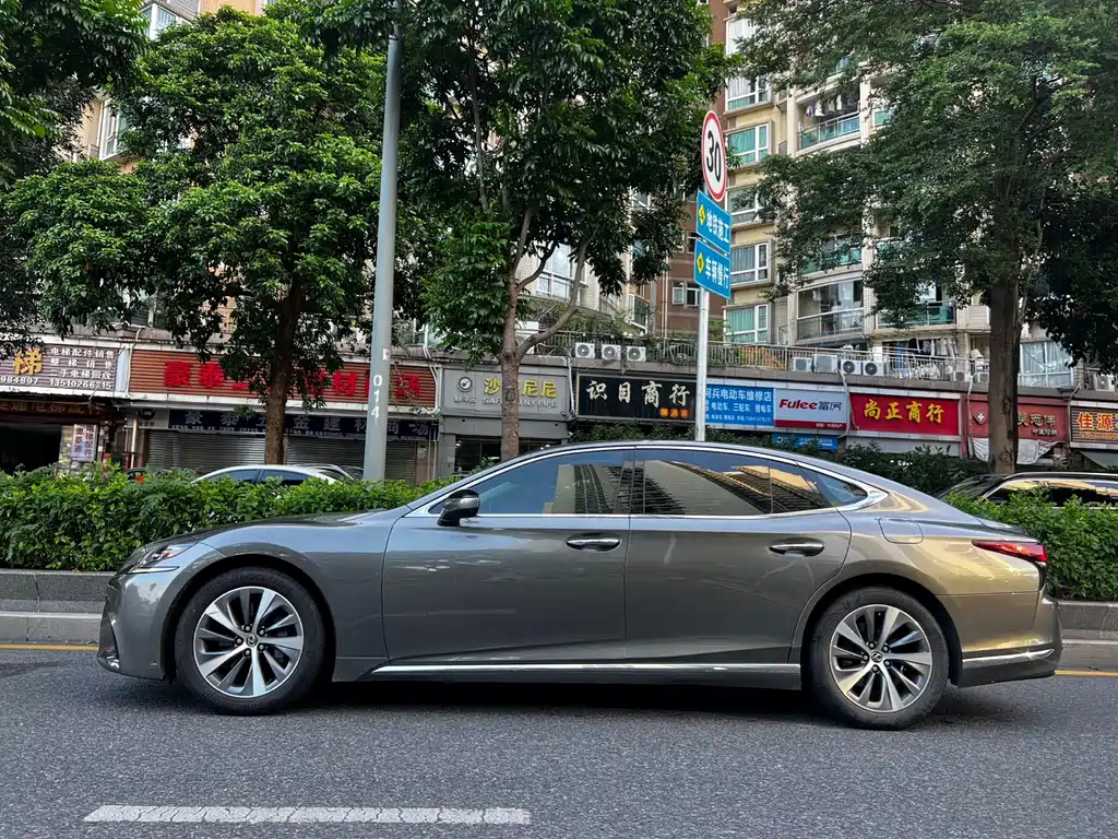 Lexus LS — миниатюра 3