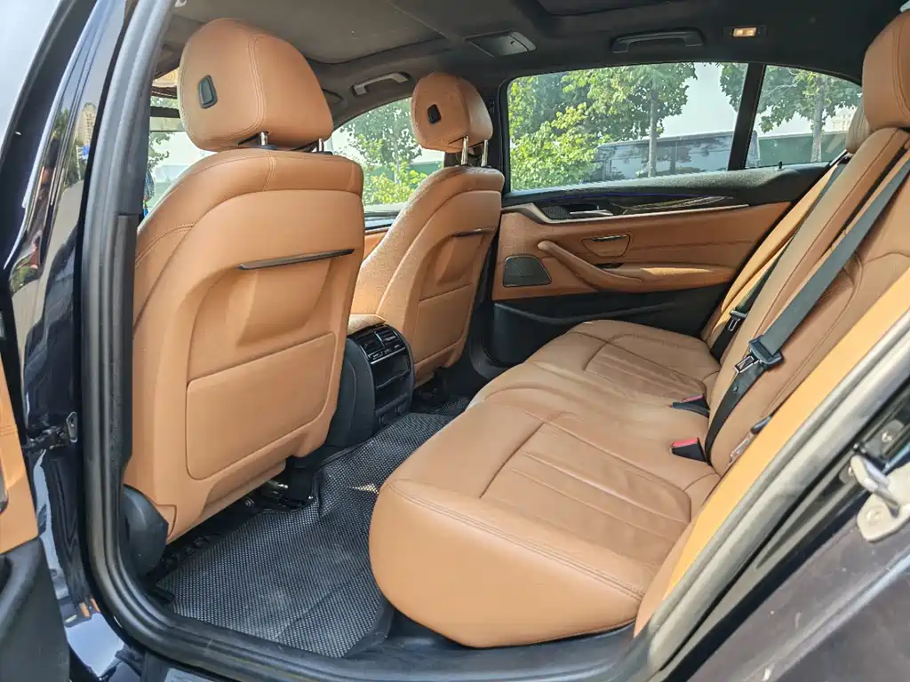 BMW 5 Series — миниатюра 7