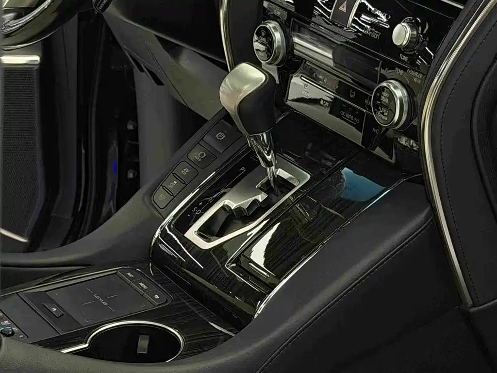 Lexus LM — миниатюра 11