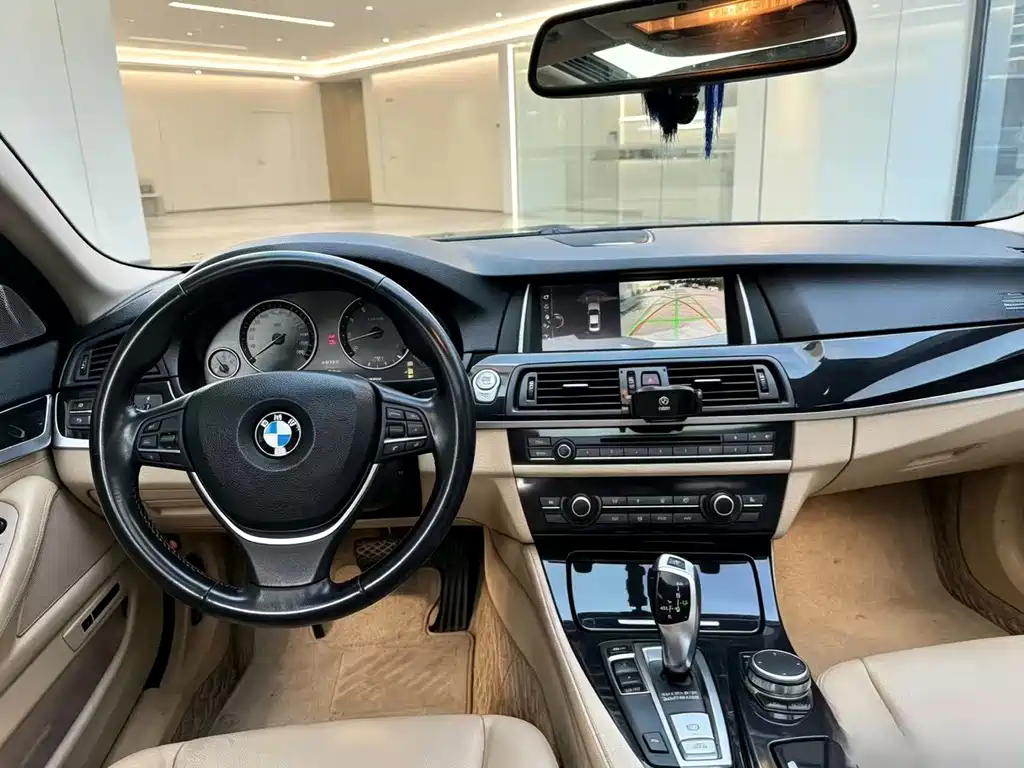 BMW 5 Series — миниатюра 8