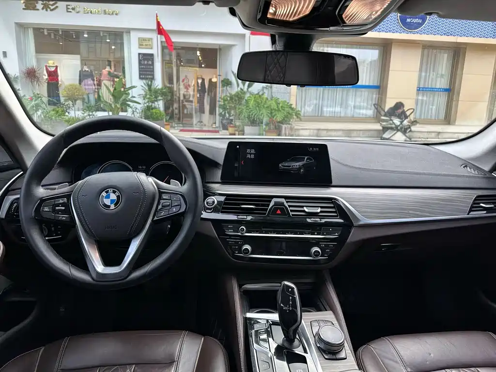 BMW 5 Series — миниатюра 6