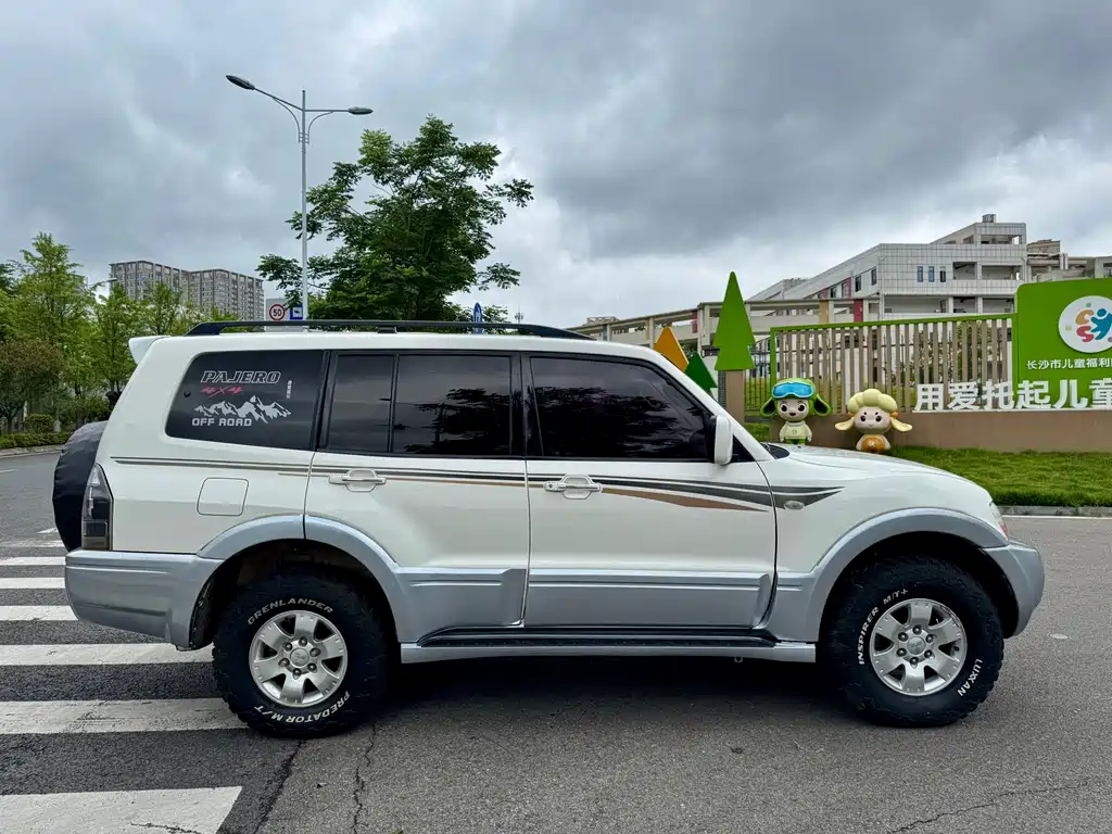 Mitsubishi Pajero — миниатюра 10