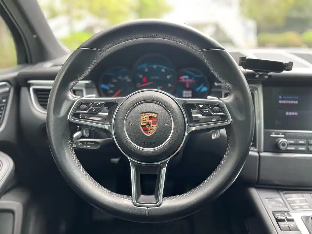 Porsche Macan — миниатюра 11