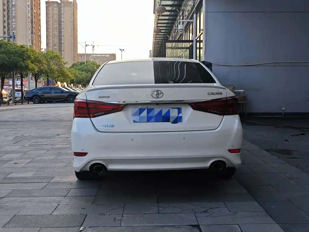 Toyota Crown — миниатюра 5