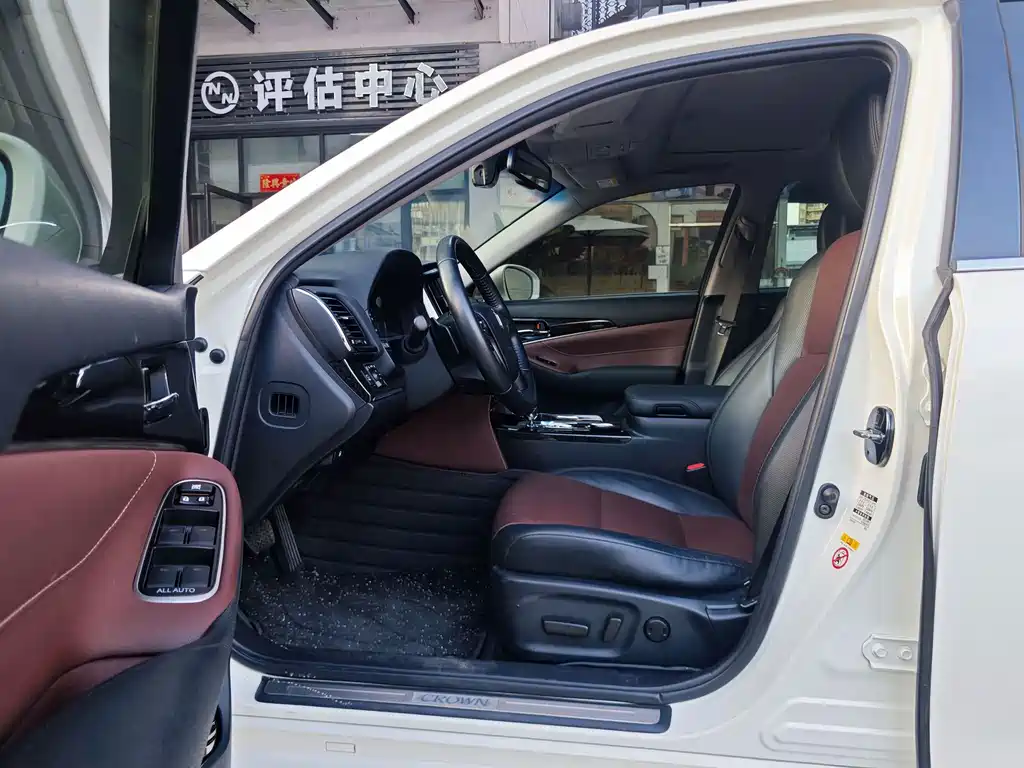 Toyota Crown — миниатюра 8