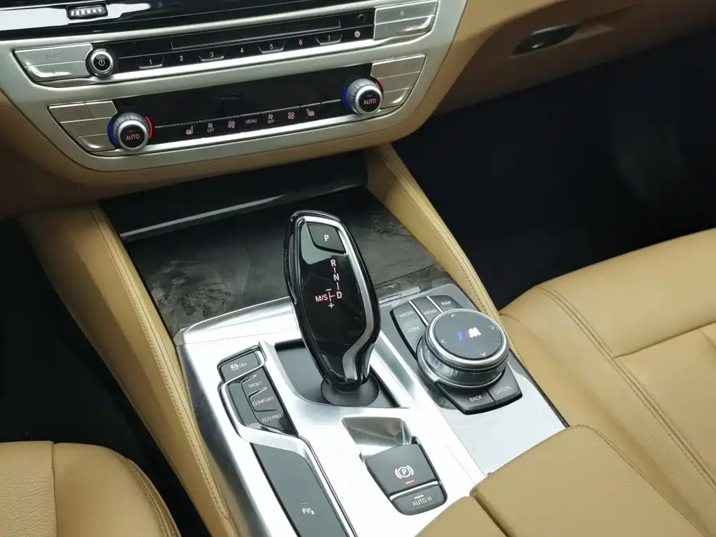 BMW 5 Series — миниатюра 13