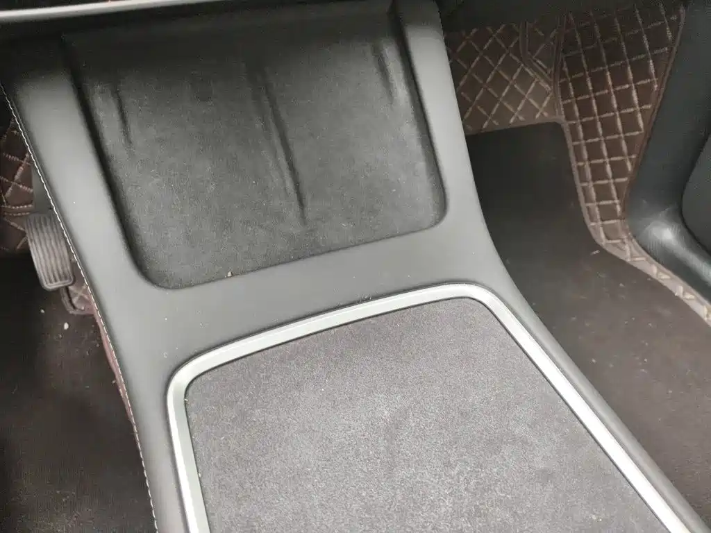 Tesla Model Y — миниатюра 20