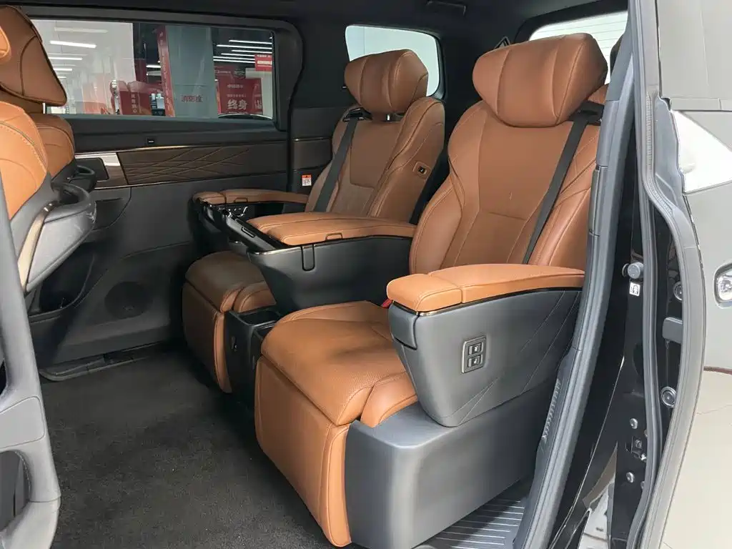 Toyota Alphard — миниатюра 10