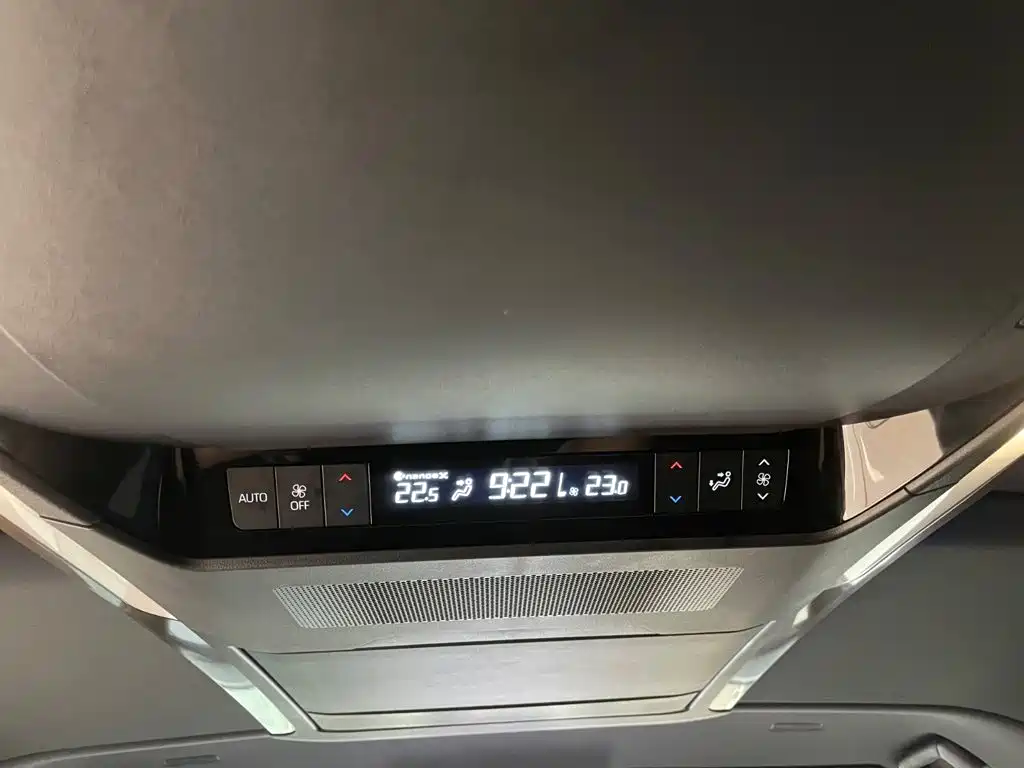 Toyota Alphard — миниатюра 19