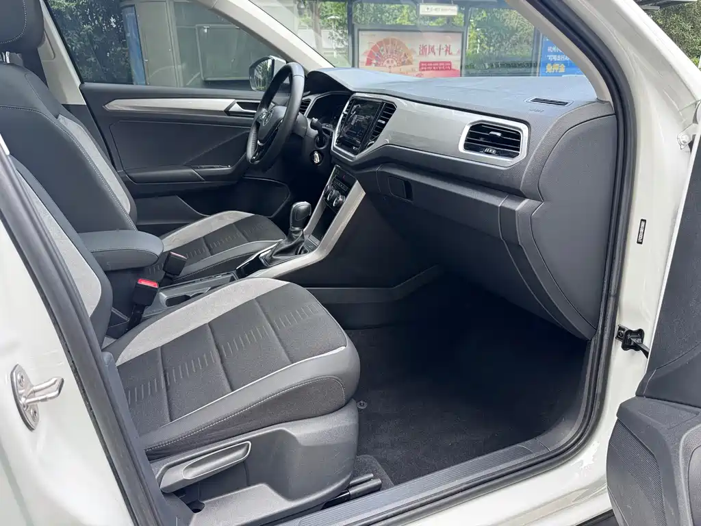Volkswagen T-Roc — миниатюра 10