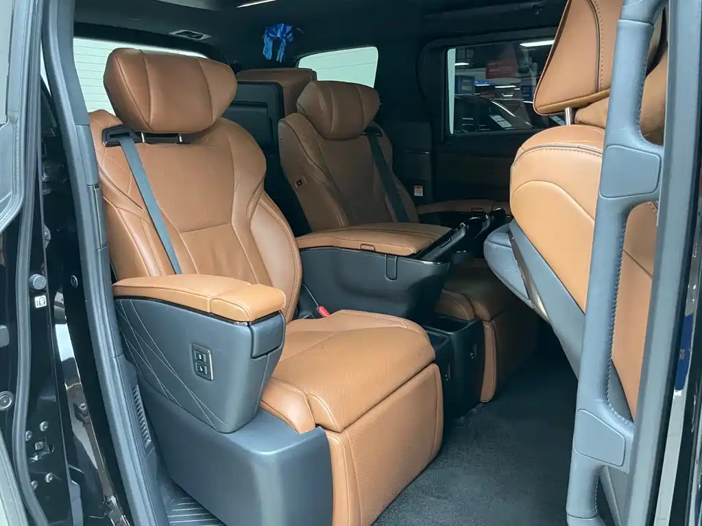 Toyota Alphard — миниатюра 20