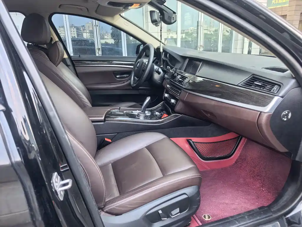 BMW 5 Series — миниатюра 10