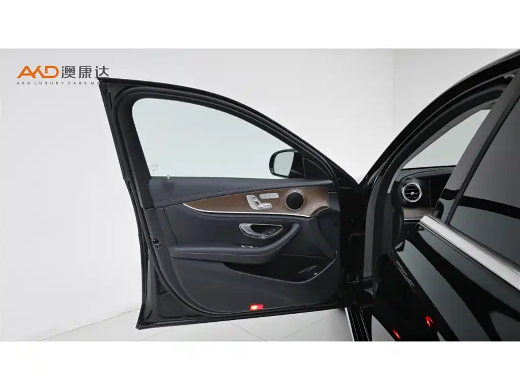 Mercedes-Benz E-Class — миниатюра 10