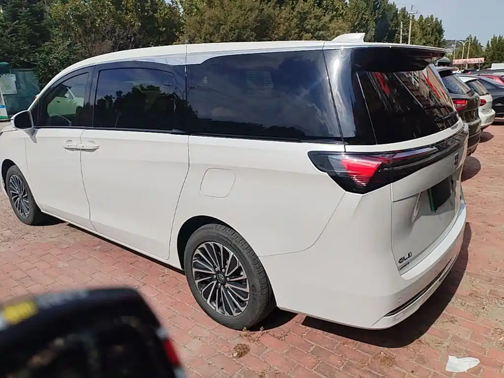 Buick GL8 Hybrid — миниатюра 5