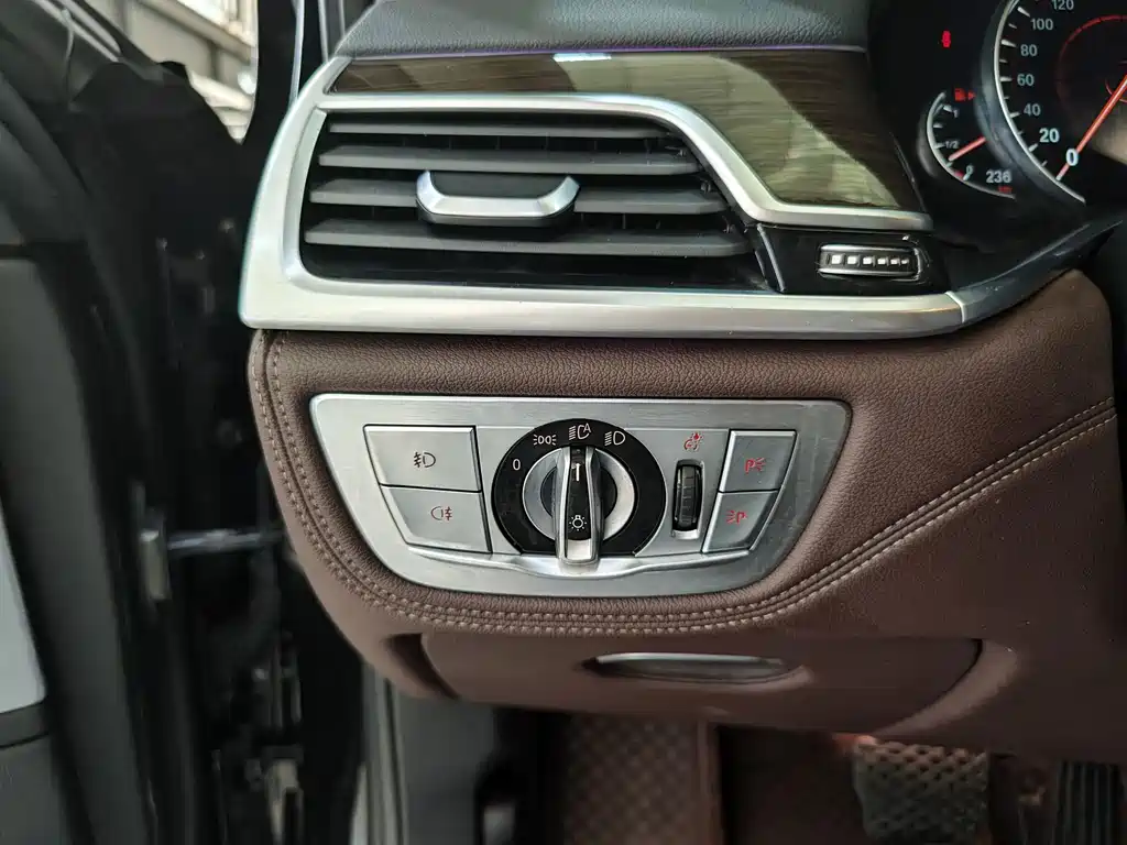 BMW 7 Series — миниатюра 19