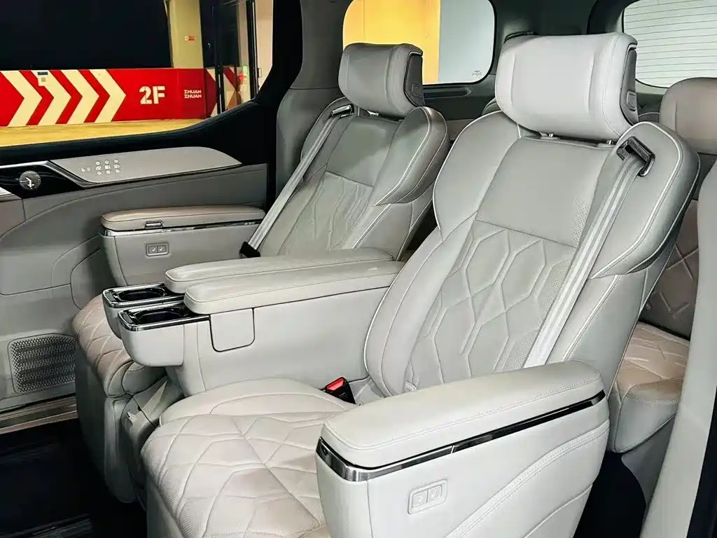 Volvo EM90 — миниатюра 9
