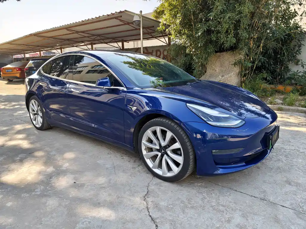Tesla Model 3 — миниатюра 3