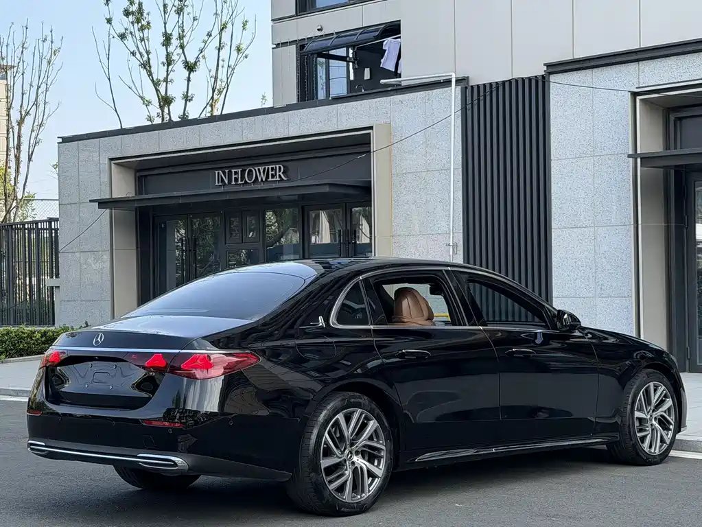Mercedes-Benz E-Class — миниатюра 6