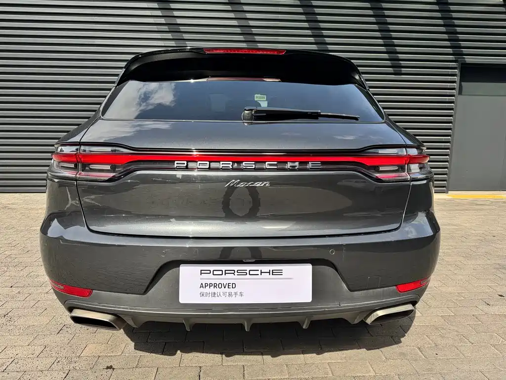 PORSCHE MACAN