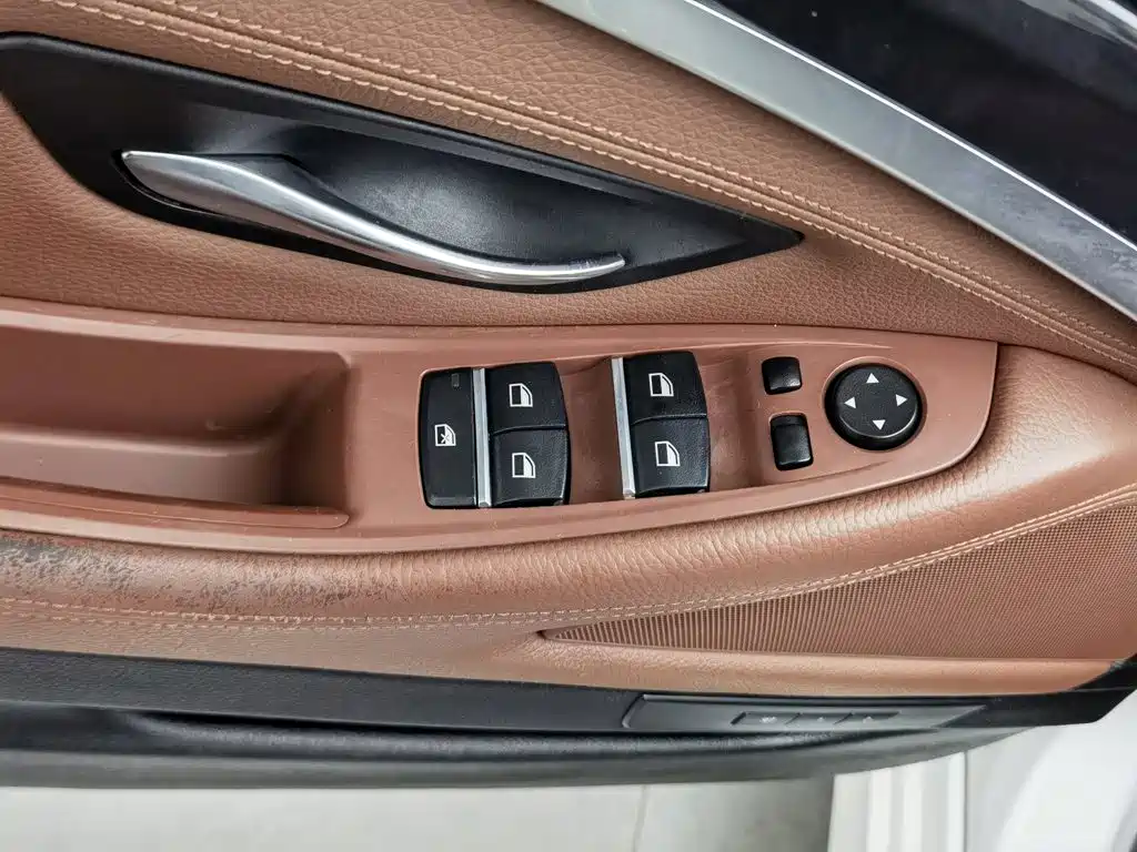 BMW 5 Series — миниатюра 9