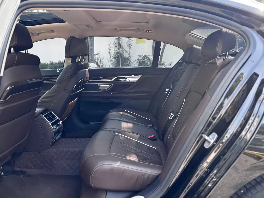 BMW 7 Series — миниатюра 12