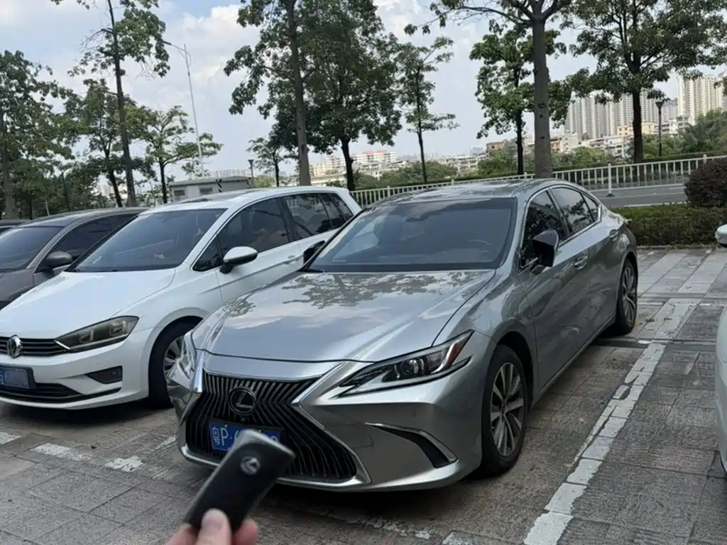 Lexus ES — миниатюра 12