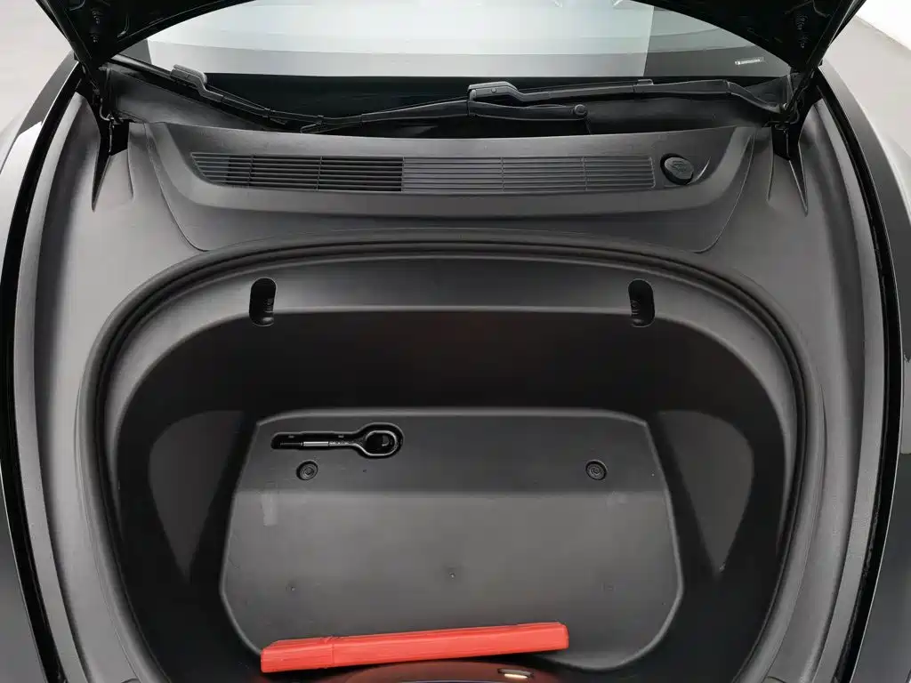 Tesla Model 3 — миниатюра 6