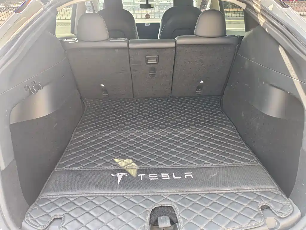 Tesla Model Y — миниатюра 21