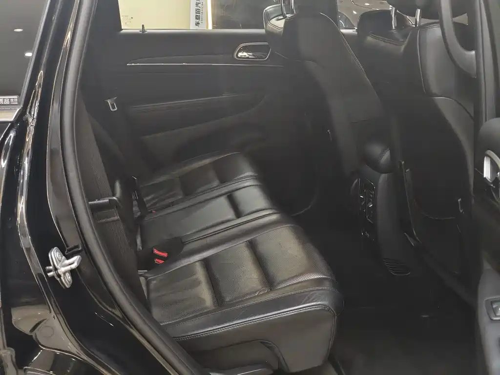 Jeep Grand Cherokee (Import) — миниатюра 13