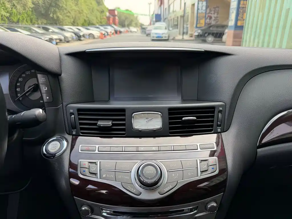 Infiniti Q70 — миниатюра 6