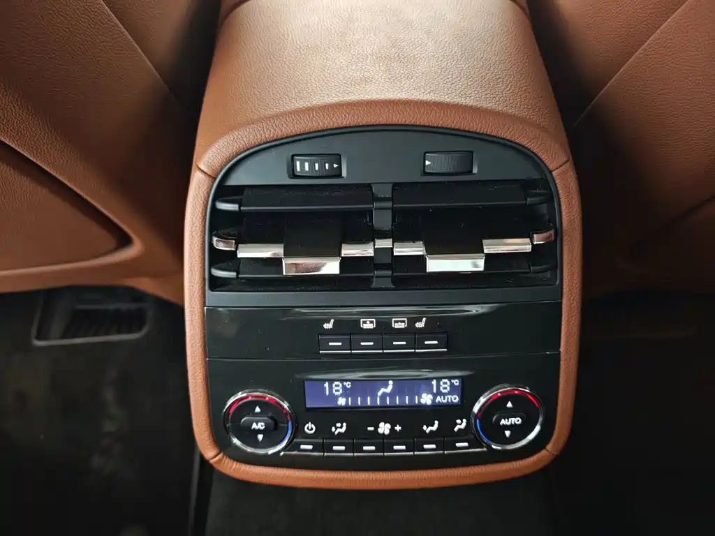 Maserati Quattroporte — миниатюра 8