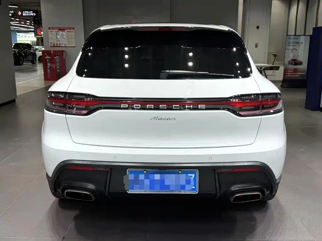 PORSCHE MACAN