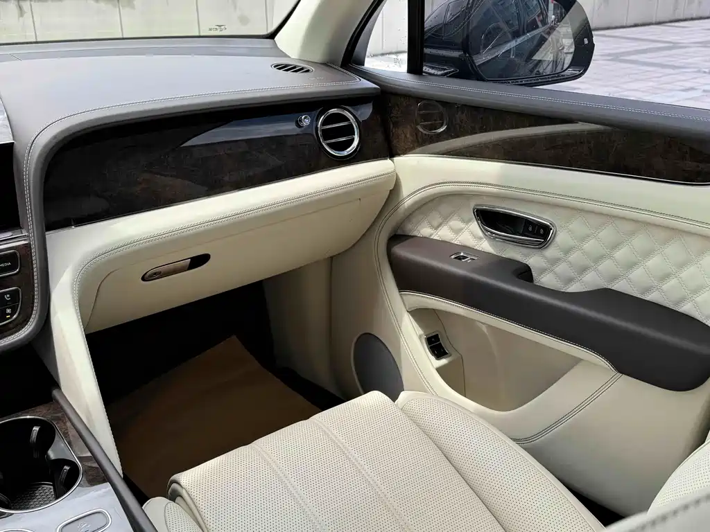 BENTLEY TIMYUE PLUG IN HYBRID