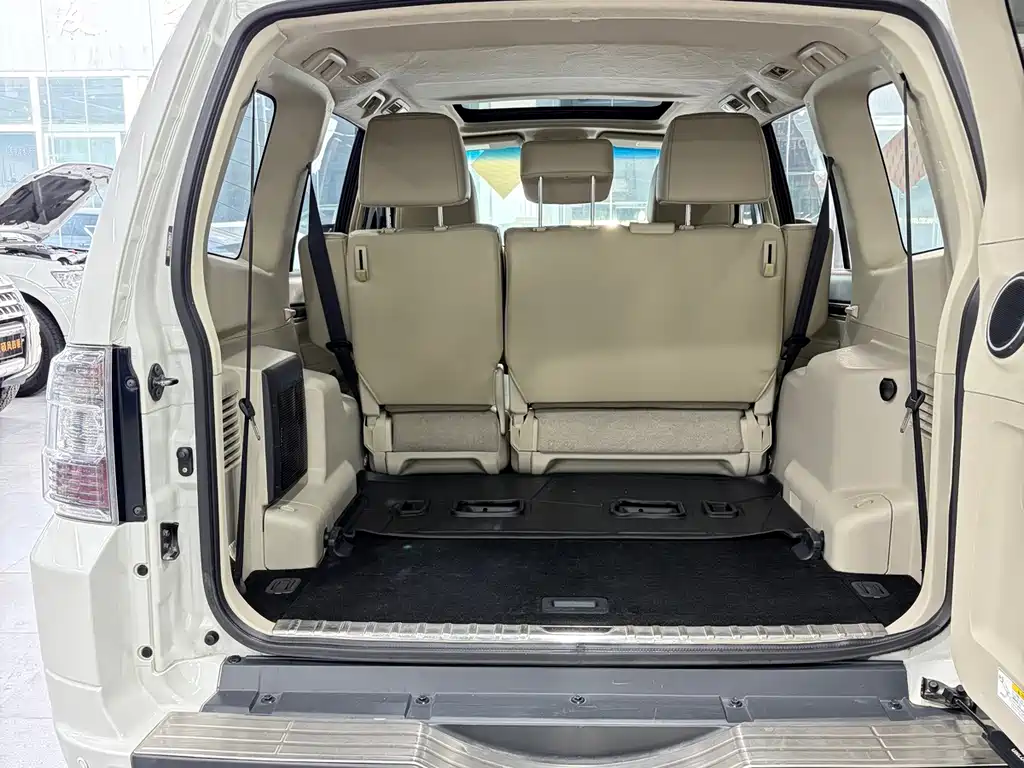 Mitsubishi Pajero (Import) — миниатюра 14