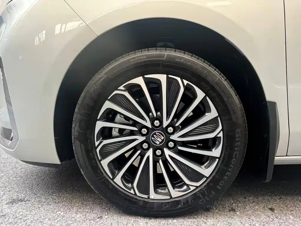 Buick GL8 Hybrid — миниатюра 6