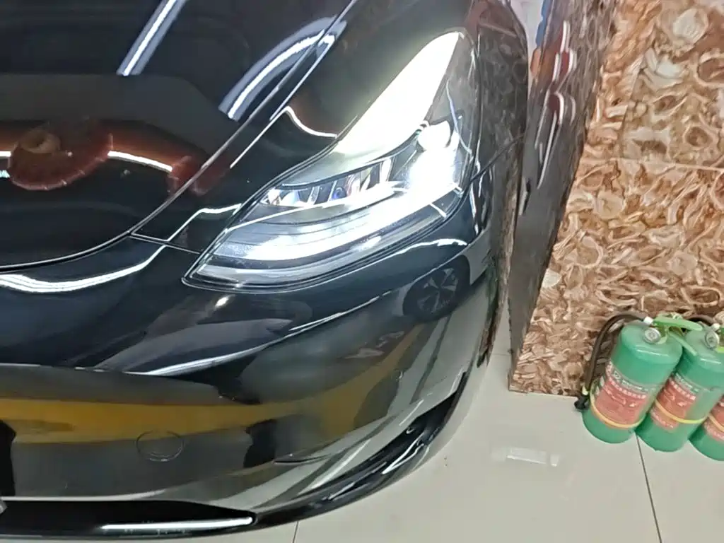 Tesla Model Y — миниатюра 24