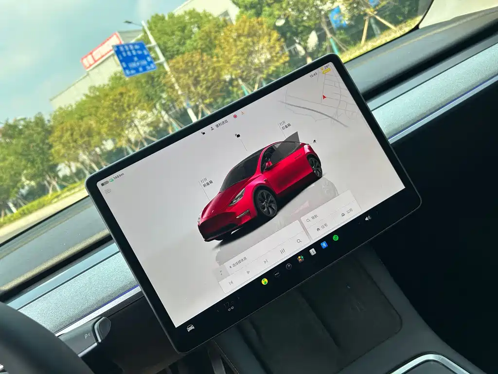 Tesla Model Y — миниатюра 6