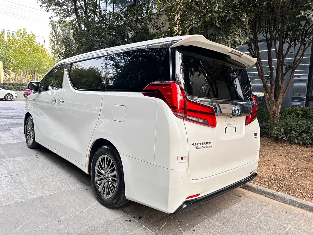 Toyota Alphard — миниатюра 5