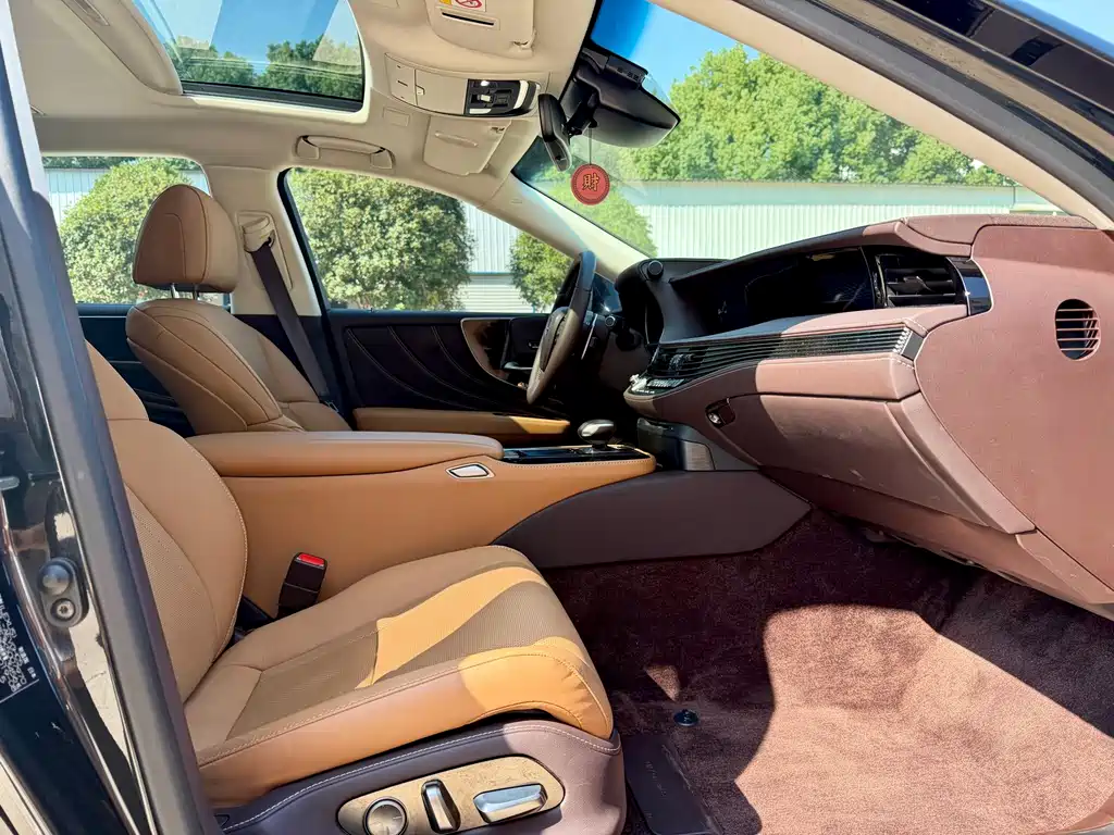Lexus LS — миниатюра 6