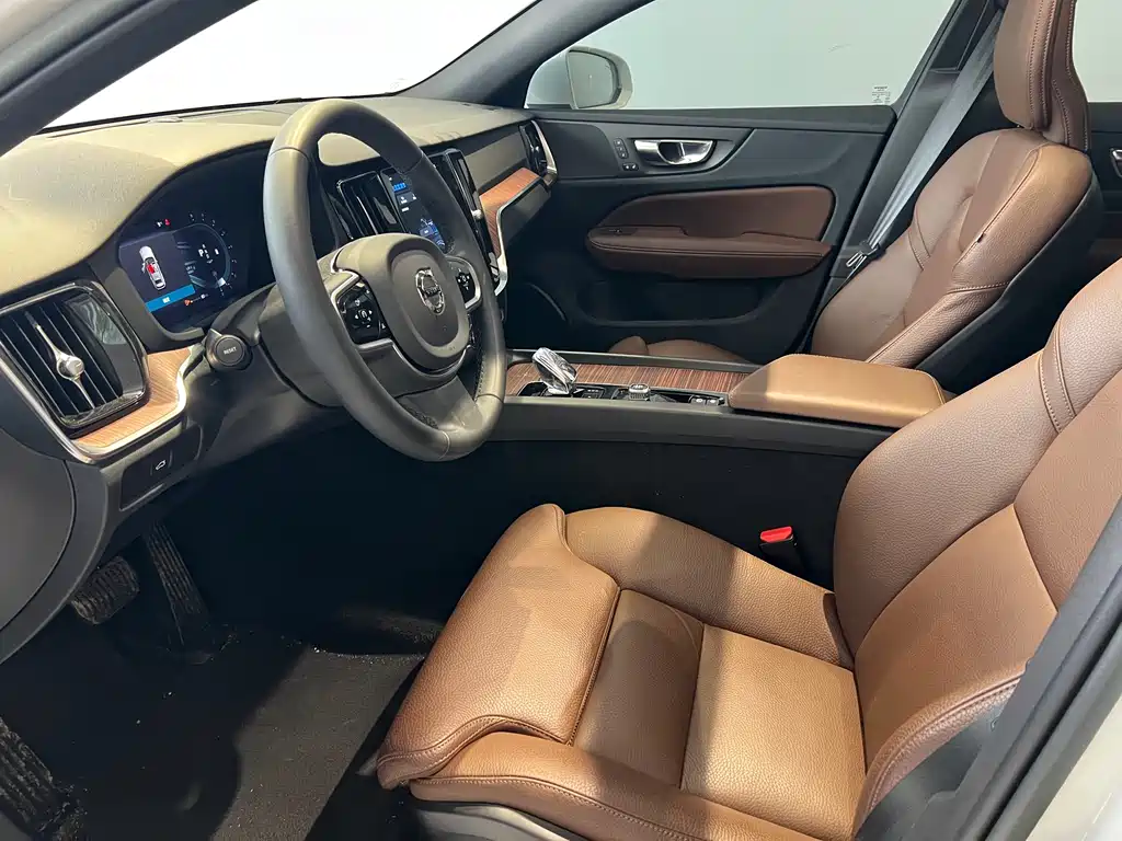 Volvo V60 2023 B5 Luxury