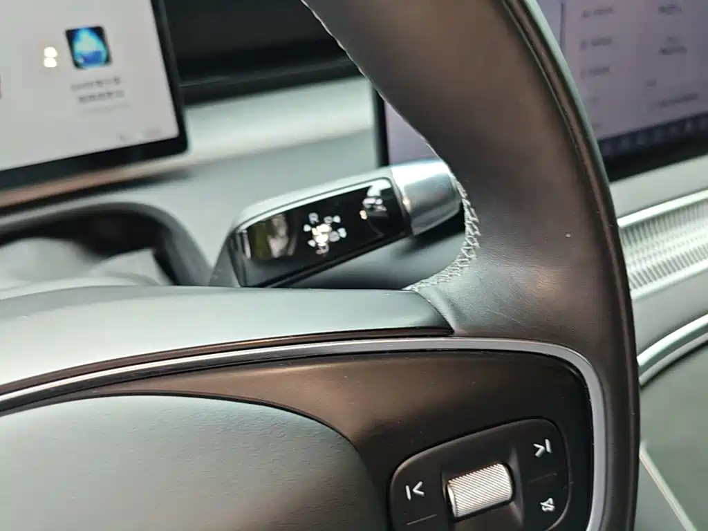 XPeng X9 — миниатюра 10