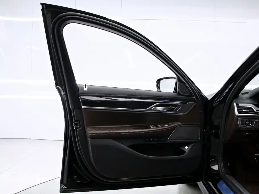 BMW 7 Series — миниатюра 13