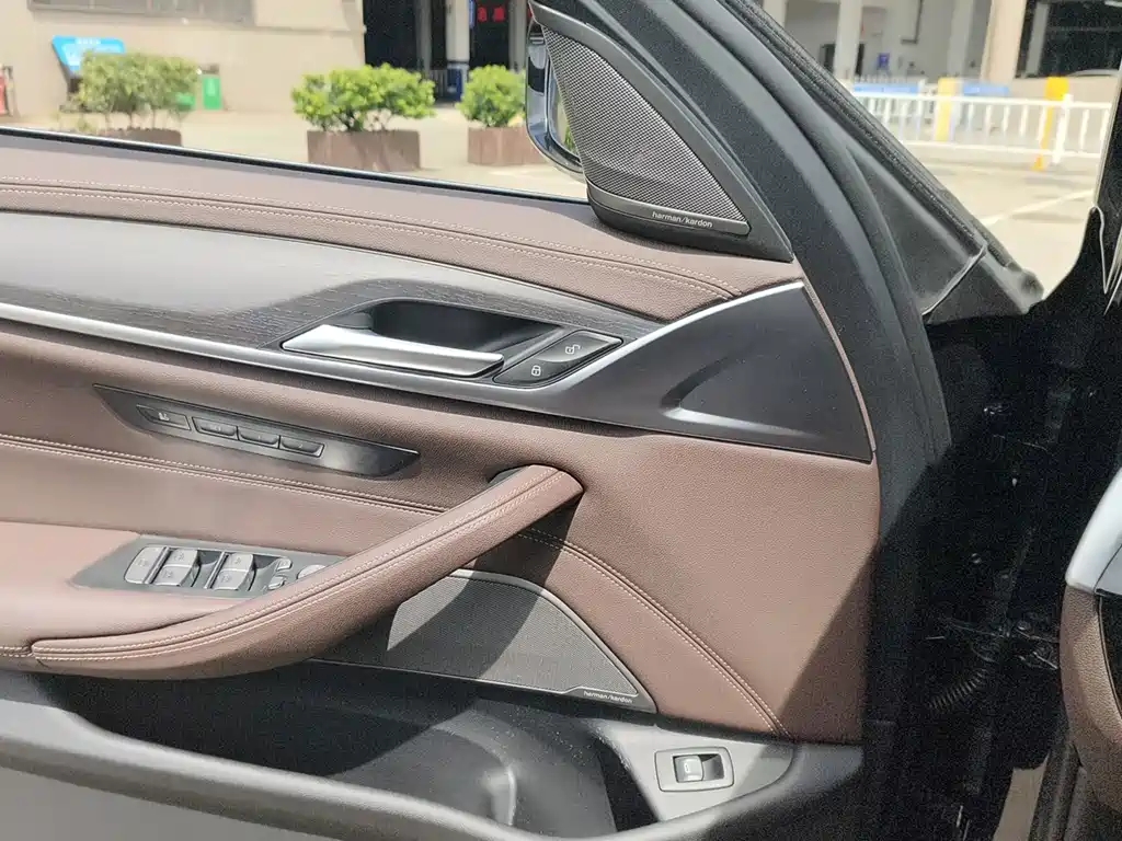 BMW 5 Series — миниатюра 12