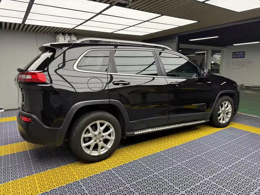 Jeep Cherokee — миниатюра 13