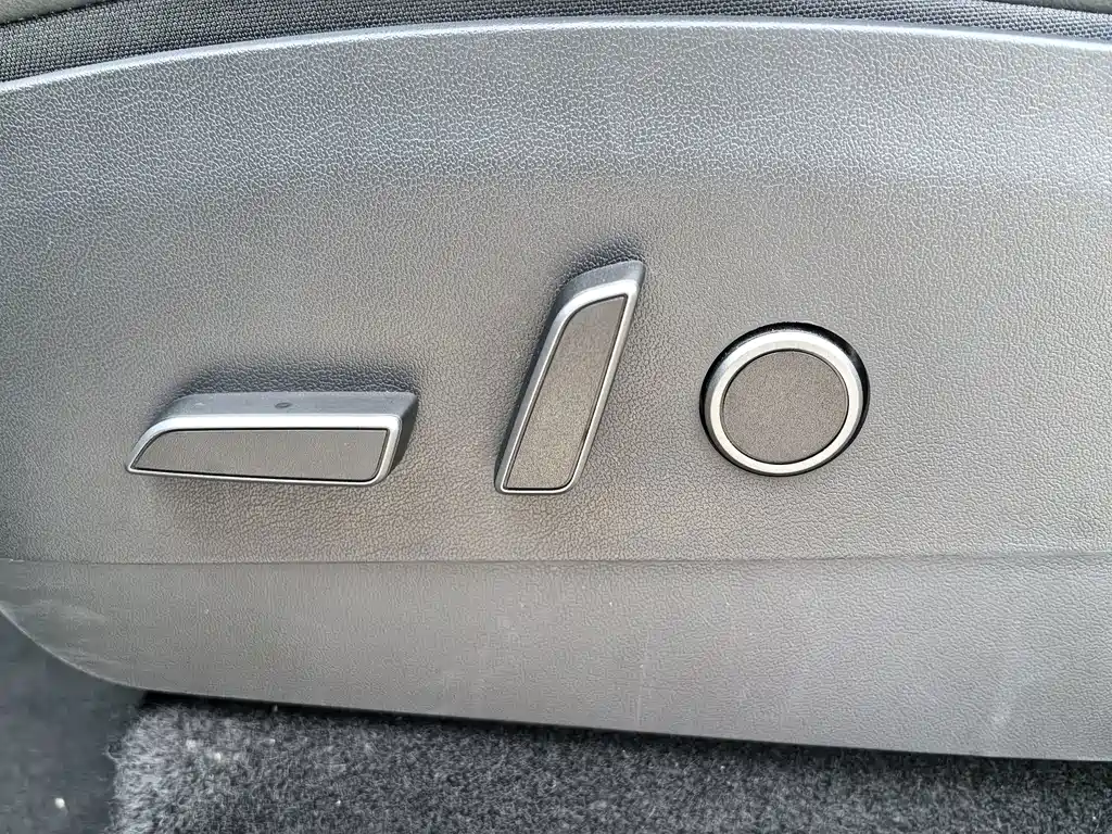 Tesla Model Y — миниатюра 23