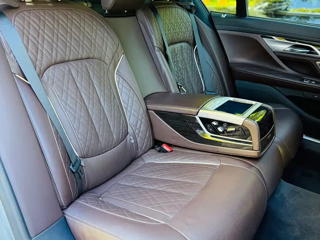 BMW 7 Series — миниатюра 7